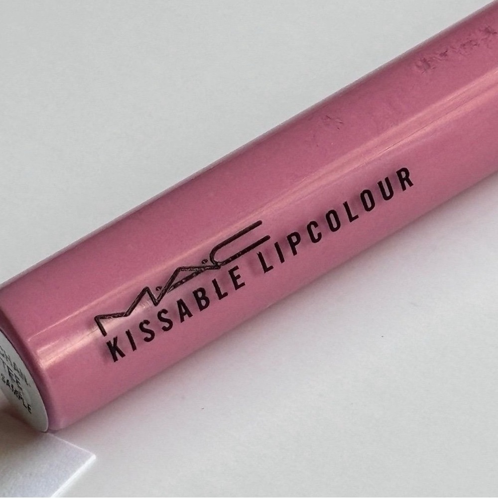 MAC ENCHAN-TEE KISSABLE LIPCOLOUR (PINK LIQUID LIPSTICK/GLOSS)***